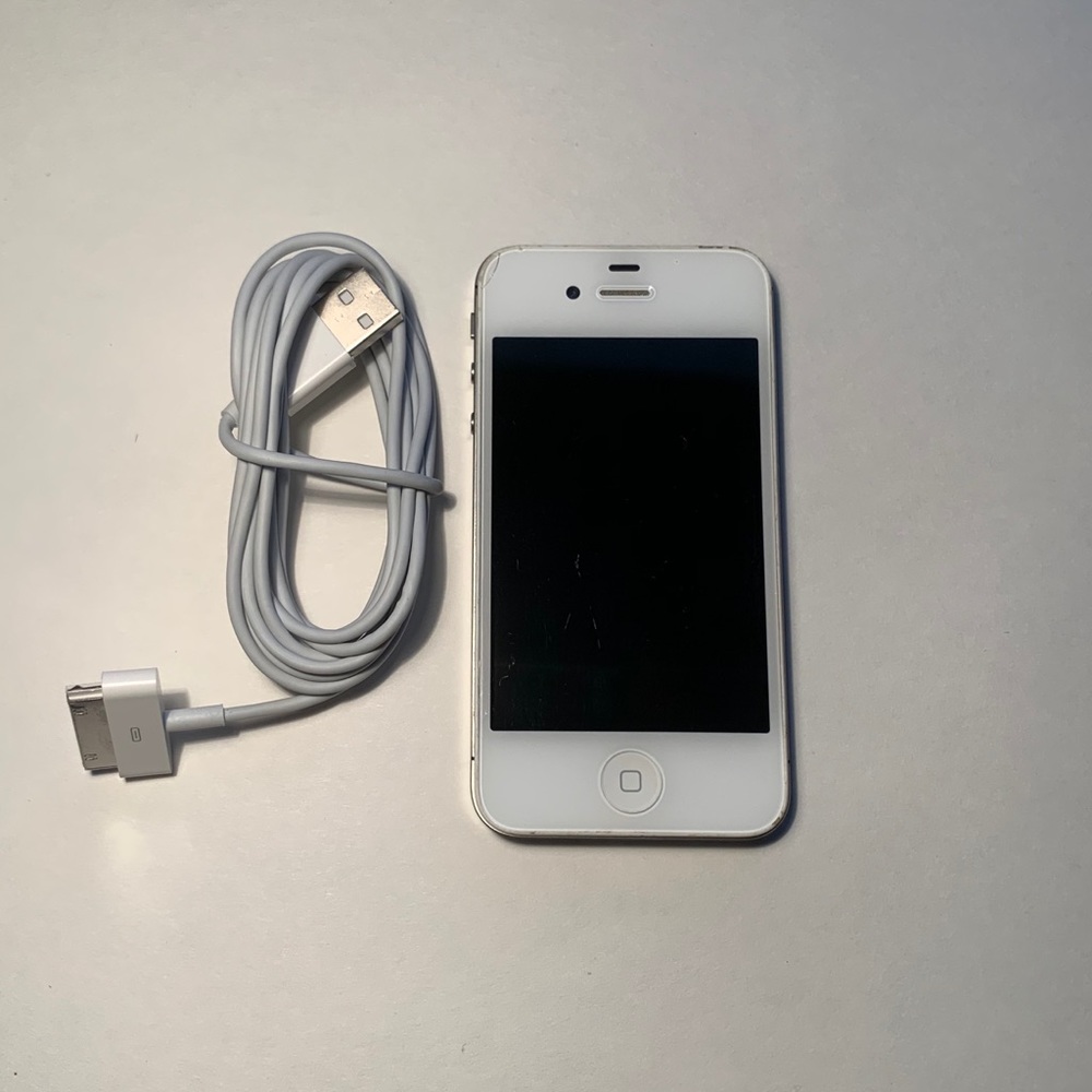 Apple iPhone 4s-A1387 (CDMA +GSM)-8GB-with charger